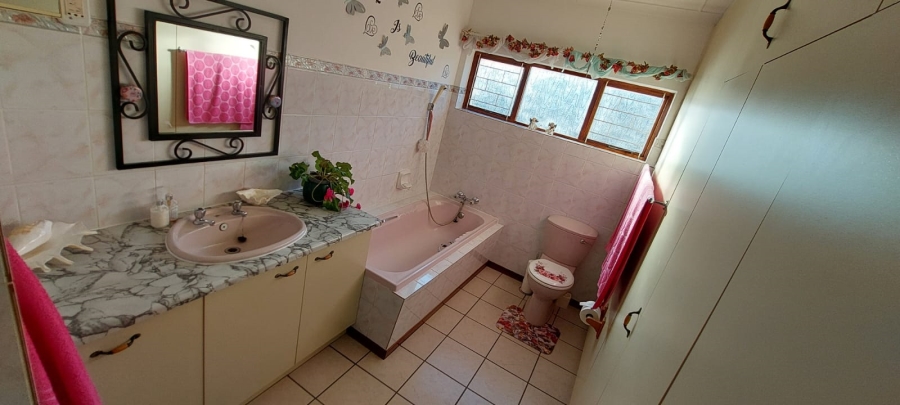 5 Bedroom Property for Sale in Wavecrest Eastern Cape